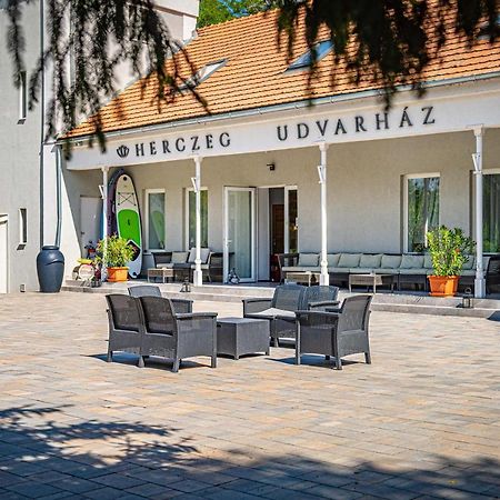 Herczeg Udvarház Poroszló Esterno foto