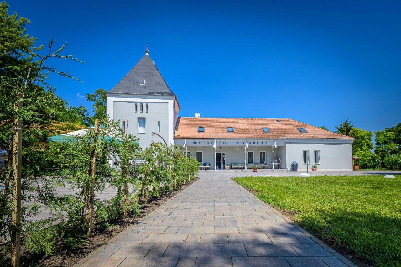 Herczeg Udvarház Poroszló Esterno foto