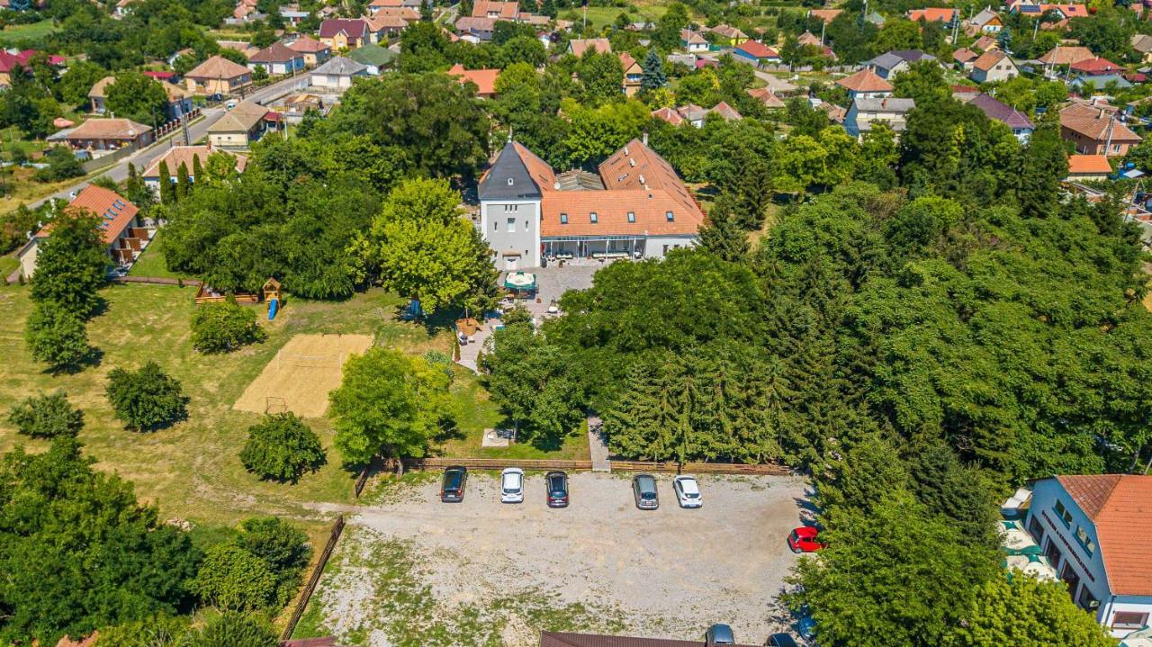 Herczeg Udvarház Poroszló Esterno foto