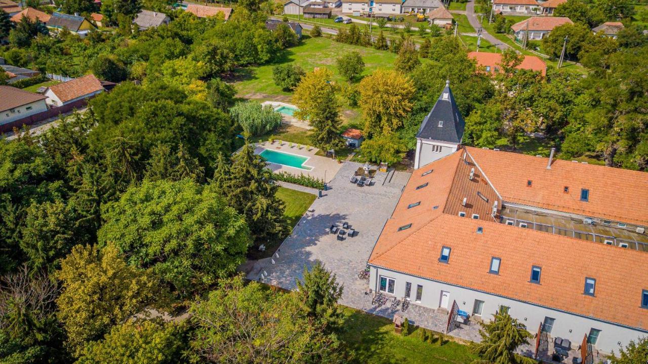 Herczeg Udvarház Poroszló Esterno foto