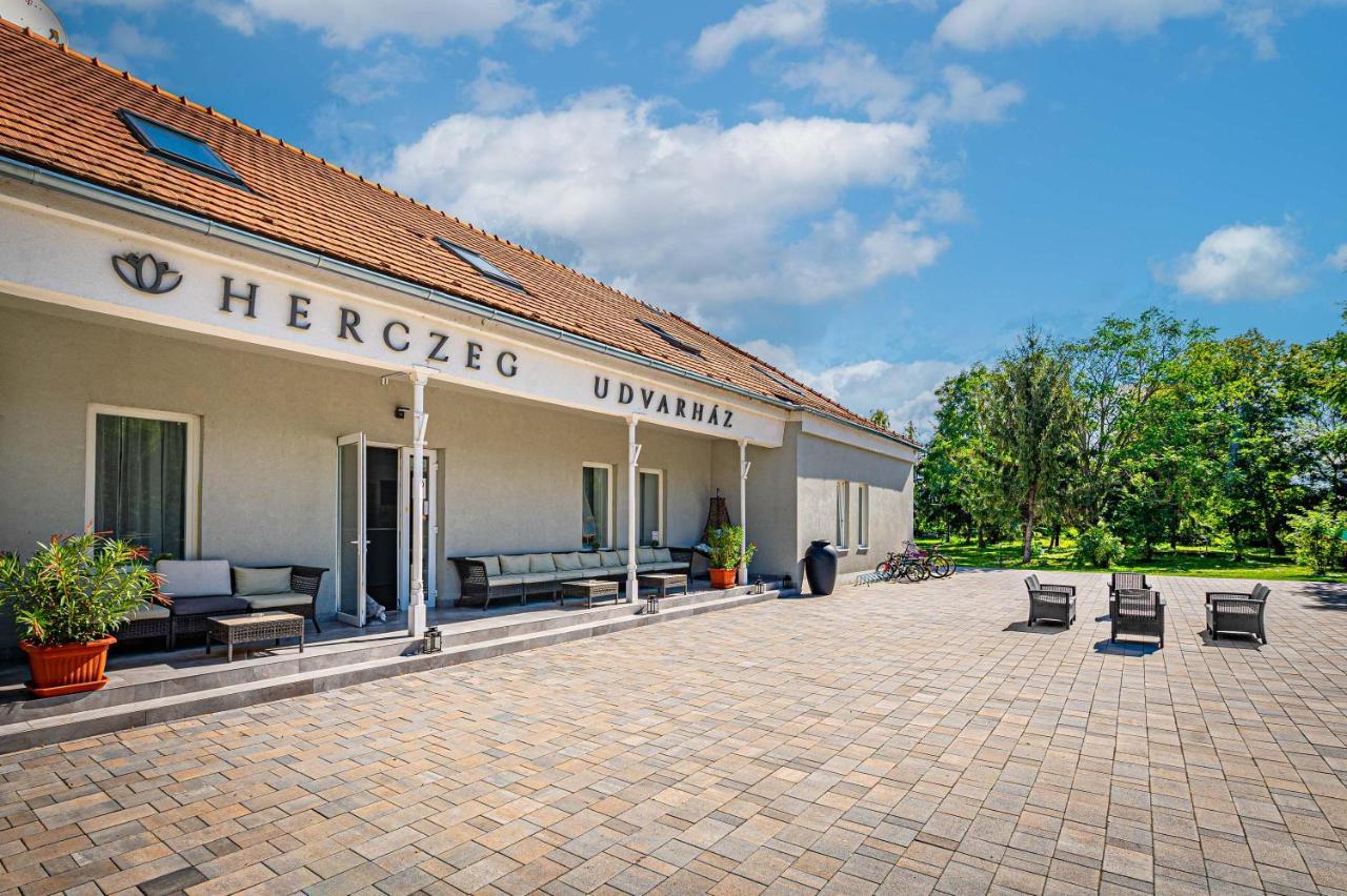 Herczeg Udvarház Poroszló Esterno foto