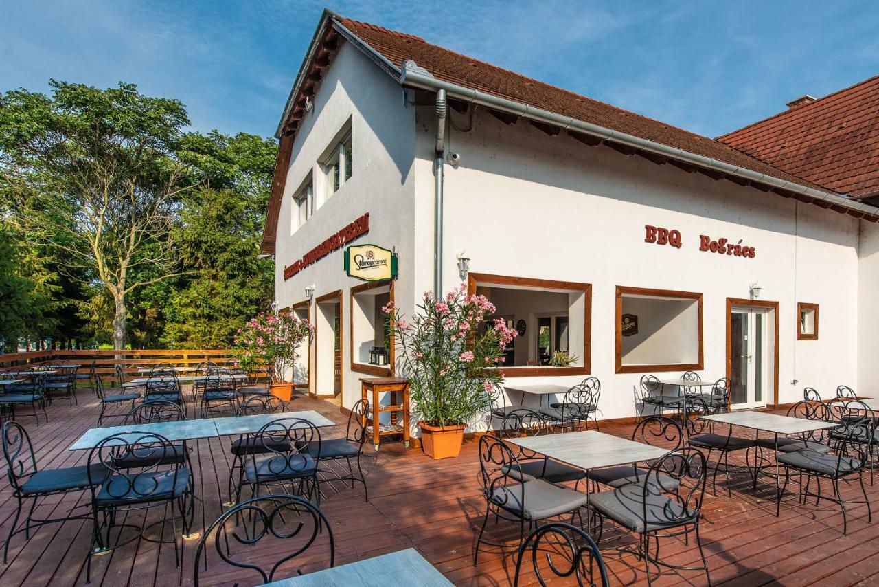 Herczeg Udvarház Poroszló Esterno foto
